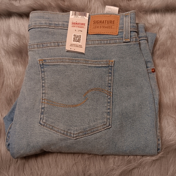 Levi's Denim - NWT- Signature levi Strauss boyfriend jeans